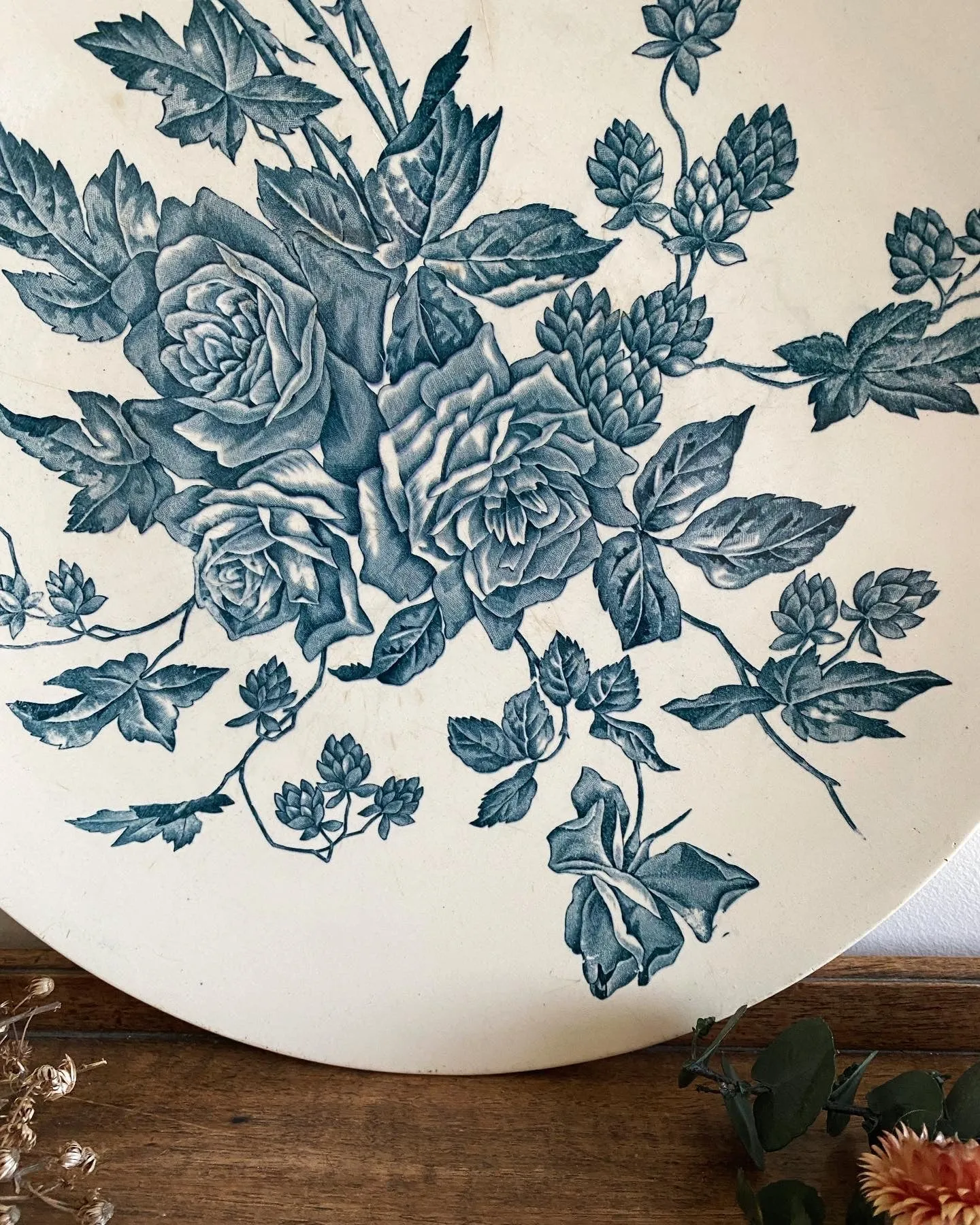 Plat en faïence Terre de Fer Longchamp Collection Rose motif roses bleues