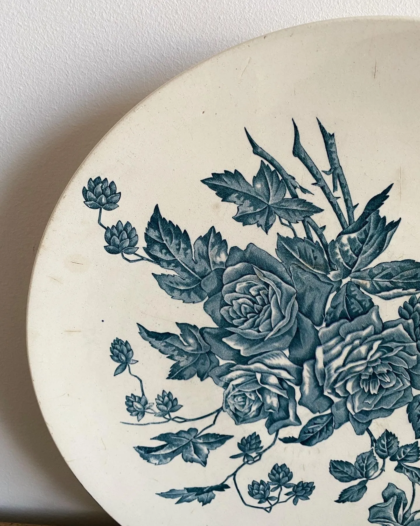 Plat en faïence Terre de Fer Longchamp Collection Rose motif roses bleues