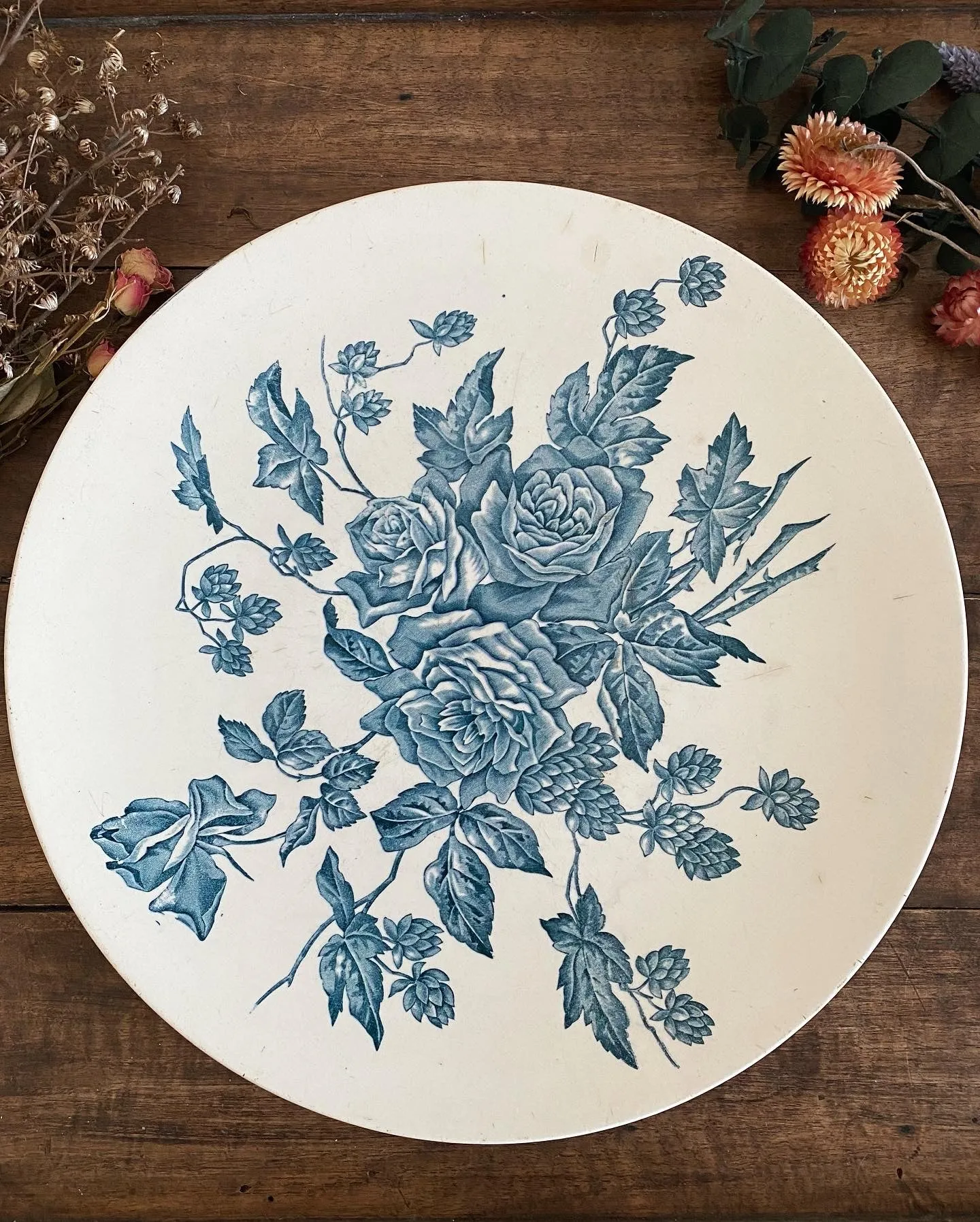 Plat en faïence Terre de Fer Longchamp Collection Rose motif roses bleues